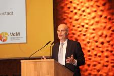 Hamburgs Erster Bürgermeister Dr. Peter Tschentscher bei der Eröffnung der Trägerversammlung und Hauptarbeitstagung des VdM am 4. Mai 2018 in der Elbphilharmonie / Foto: VdM/Schäfer