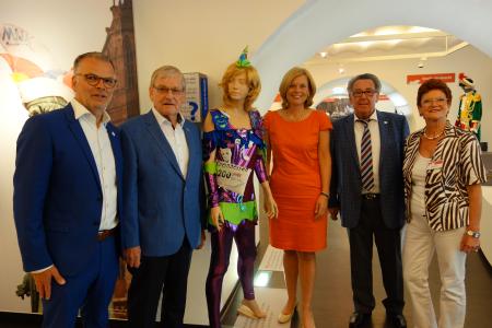 Von links nach rechts: Tobias Bartenbach (Leiter Projektbüro Rheinhessen), Gerd Ludwig (Vorsitzender des Fördervereins Mainzer Fastnachtsmuseum), Julia Klöckner (CDU-Landesvorsitzende), Peter E. Eckes (Vorsitzender von Rheinhessen Marketing e.V.), Beate Popp (Museumsleiterin)
