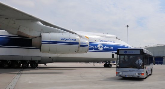 Besuchertour vor einer Antonow 124 am Flughafen Leipzig Halle.jpg