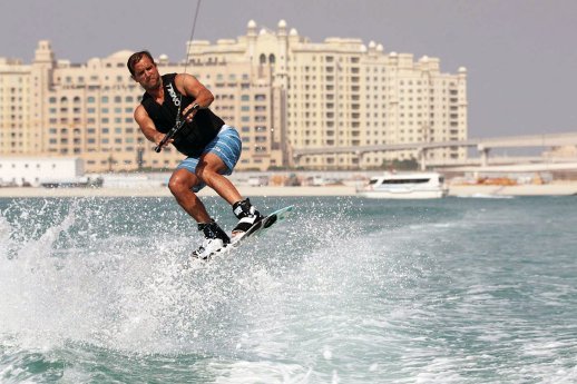 Wakeboardng_Dubai_(C) GetYourGuide.jpg