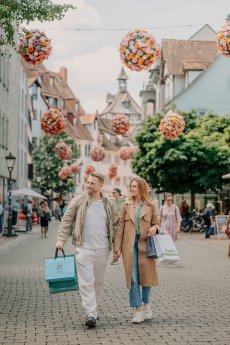 Konstanz-Altstadt-Hussenstrasse-Schnetztor-Flowerball-Einkaufen-Paar-08_Copyright_MTK-Leo-L.jpg