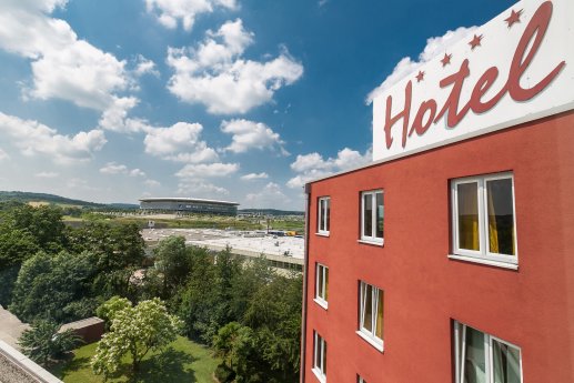 Hotel Sinsheim mit Blick auf die PreZero Arena.jpg