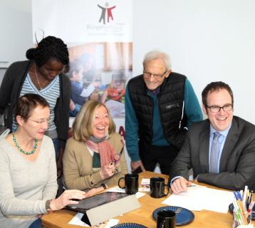 (Foto: HJKrieg, Erlangen): Sozial-Bürgermeisterin Dr. Elisabeth Preuß, Ute Hischfelder und Oberbürgermeister Dr. Florian Janik