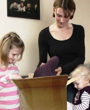 Deutsche Kleiderstifung_Familie packt Karton für die Paketspende.jpg