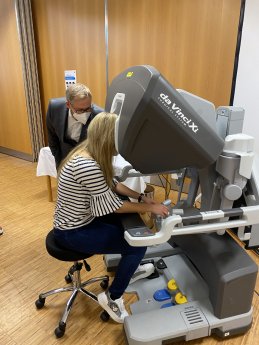 Medizinstudentin testet da Vinci OP Roboter_2.JPG