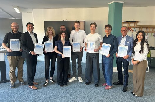 Bild_Foerderer_und_Gefoerderte_sowie_Hochschulvertreter_waehrend_der_Feierstunde.jpg