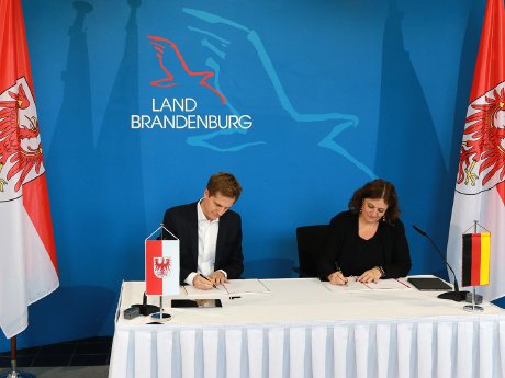 mabb-Direktorin Dr. Anja Zimmer und Staatssekretär Dr. Benjamin Grimm unterzeichnen Verwaltungsv.jpg