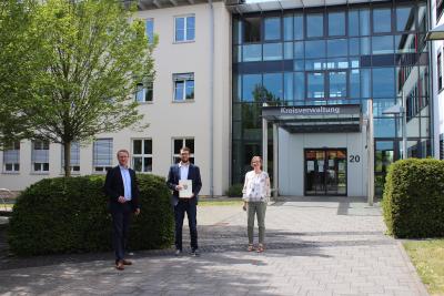 Tom Lukas Horst, frischgebackener Geschäftsführer der SK-Aktivbau GmbH, erhielt von Erstem Kreisbeigeordneten Dr. Jens Mischak und Angelika Boese vom Sachgebiet Dorf- und Regionalentwicklung des Amtes für Wirtschaft und den ländlichen Raum, den LEADER-Förderbescheid. Etwa 63.000 Euro kann der Jung-Unternehmer nun in die Finanzierung der Geschäftsübernahme einplanen. (Foto: Vogelsbergkreis/Christian Lips)
