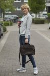 Die Handtasche ist als Accessoire nicht mehr wegzudenken. Neben Frauen setzen sogar auch immer mehr Männer auf Taschen statt Rücksäcke. Was jedoch den wenigsten bewusst ist: Dies hat oft fatale Folgen für die Rückengesundheit. / Bild: AGR