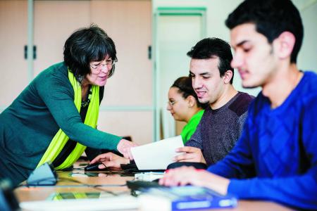 Was bewegt Menschen in Deutschland, sich für oder gegen Geflüchtete zu engagieren? So lautet ein neues Forschungsprojekt der Hochschule Osnabrück, für das ausführliche Interviews mit Befürwortern und Gegnern geführt und ausgewertet werden. Die Hochschule beispielsweise bietet Intensivsprachkurse für Geflüchtete an, die sich für ein Studium interessieren / Foto: Hochschule Osnabrück/Oliver Pracht