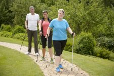 Drei Menschen, die trotz und mit ihrer MS-Erkrankung Nordic Walking machen, um sich und ihrem Körper etwas Gutes zu tun. Das Foto darf honorarfrei zur Veröffentlichung im Rahmen der Berichterstattung verwendet werden. Bei Verwendung bitten wir um folgenden Copyright-Hinweis: © AMSEL e.V. / Martin Stollberg