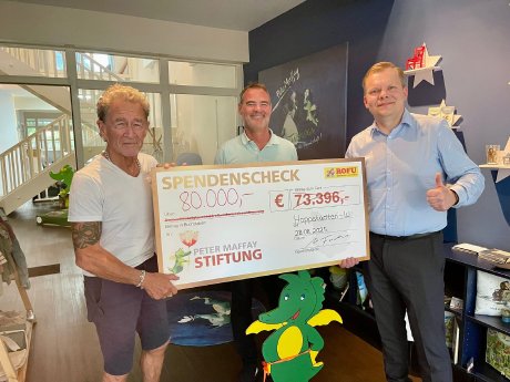 v.l. Peter Maffay, Albert Luppart (Tabaluga Stiftung) und Michael Fuchs (ROFU Kinderland).jpg