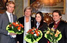 v.l.: Bachelor of Science (B.Sc.) Moritz Hinkelmann, Renate Menken, Possehl-Stiftung, Bachelor of Science (B.Sc.) Carina Goldschmidt, Master of Engineering (M.Sc.) Manuel von Grafenstein