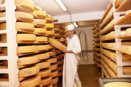 Johann Schönauer von der Schönangeralm pflegt seinen Käse mit großer Liebe