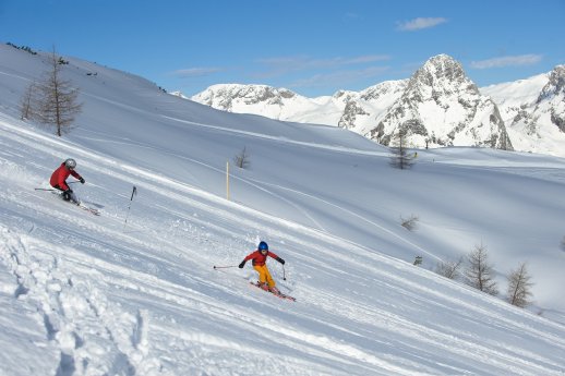 Skilauf vor der Kulisse des Toten Gebirges auf der Hutterer Höss in Hinterstoder, Urlaubsre.jpg