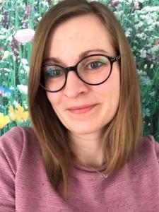 Ulrike Noormann arbeitet als Ergotherapeutin in der Planung eines Industrieunternehmens. In den Fabrikhallen sorgt sie dafür, dass ergonomische Aspekte ebenso berücksichtigt werden wie weitere Gesichtspunkte, die die körperliche und geistige Gesundheit ihrer Kollegen beeinflussen. (© DVE)