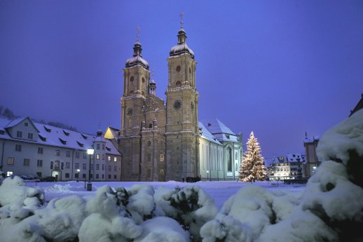 Winterlicher_Stiftsbezirk_mit_Weihnachtsbaum,_15x10cm,_300dpi,__Nachweis_St.Gallen-Bodensee.jpg