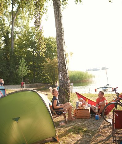 Konstanz-Litzelstetten-Camping-Familie-Haengematte-Zelt-Essen-Fruehstueck-03_Copyright_MTK-.jpg