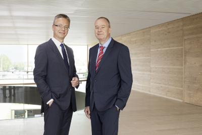 Stiebel Eltron erzielt 2017 einen neuen Rekordumsatz von erstmals über einer halben Milliarde Euro, wie die Geschäftsführer Dr. Nicholas Matten (rechts) und Dr. Kai Schiefelbein jetzt bekanntgaben