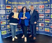 Michaela Rademacher, Marianne Hanke und Olaf Raffel (alle NHC) bei der Übergabe des silbernen Bären auf der ITB Berlin