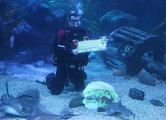 AquaDom_SEALIFE_SpongeBob_KrabbyPatty_Diving_with_Martin_Hansel_sign.JPG