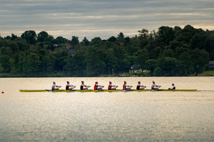Frauen-Achter des Deutschen Ruderverbandes beim Training auf dem Wasser.jpg