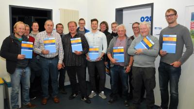 Die neuen Gebäudeenergieberater mit ihren Dozenten und Prüfern. Foto: Handwerkskammer Reutlingen