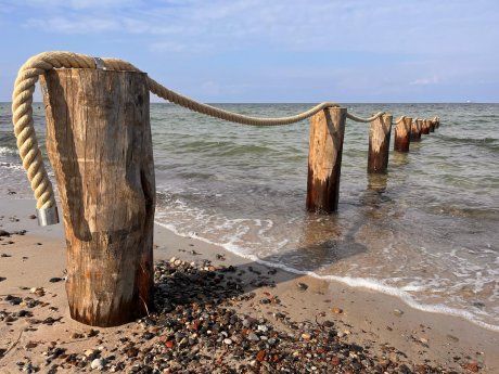 Einstiegshilfe_am_Warnemünder_Strand__c__TZRW.JPG