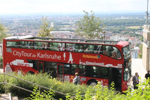 Der rote Doppeldecker-Bus auf dem Turmberg.jpg