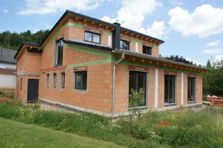 Langlebigkeit und Wertstabilität sind wichtige Faktoren bei der Investition in „Baugold“. Massives Mauerwerk aus Unipor-Ziegeln erfüllt beide Kriterien, Quelle: Martin Götz, Burglengenfeld/ Unipor, München