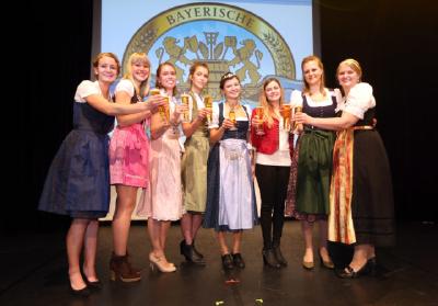 v.l.n.r.: Johanna Seiler, Sarah Müller, Sandra Pichlmair, Magdalena Simmel, Bayerische Bierkönigin 2017/2018 Lena Hochstraßer, Sabrina Mair, Barbara Berger, Jana Neubert