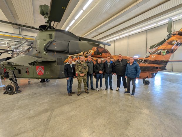 003 Gruppenfoto vor dem Tiger.jpg