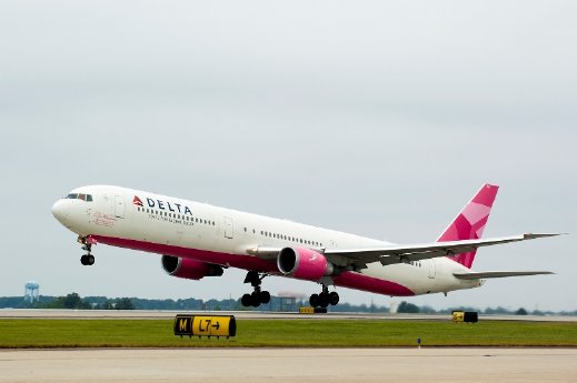12-10-09 Pink Plane Delta Air Lines_750x511_300dpi.jpg