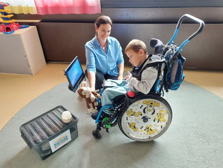 Adaptierbares Spielzeug aus den Teilhabeboxen schenkt jungem Patient im Hegau-Jugendwerk Freude.jpg