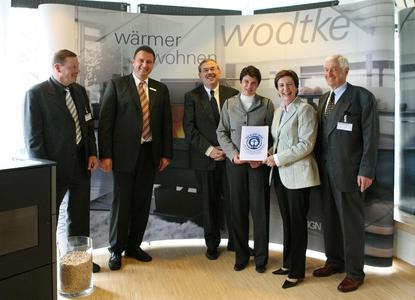 Bildmitte: die baden-württembergische Umweltministerin Tanja Gönner, rechts daneben Christiane Wodtke und Dr. Hannes Kneissl.Neben Frau Gönner (v.l.n.r.) Ulrich Latus, Joachim Walter,Michael Lucke/Bild: wodtke / Manfred Grohe