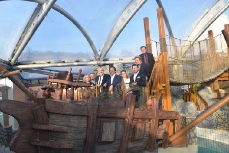 Landrat Wolfgang Spelthahn (6.v.r.) und der Geschäftsführende monte mare-Gesellschafter Herbert Doll (5.v.r.) stellten das rundum erneuerte Kreuzauer Freizeitbad der Presse vor / Foto: Kreis Düren