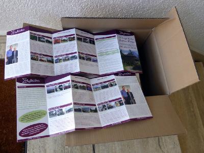 Aufgeklappte DIN-Lang 12-Seiter entsprechen zwei DIN-A4-Seiten im Querformat, sodass Ausdrucke von pdf-Dateien formatoptimiert sind.