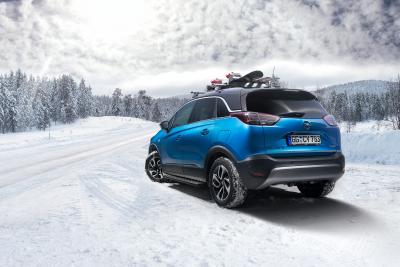 Alles an Bord: Die Skikleidung kommt beim Opel Crossland X in den Kofferraum, das Snowboard fährt gut gesichert auf dem Dachgepäckträger mit