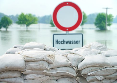 Hochwasserschild vor~Stock_53554413.jpeg