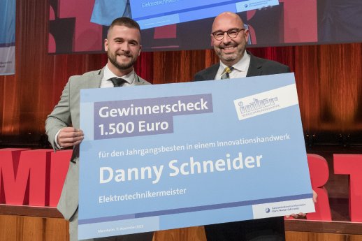 pri23-11-14_Meisterfeier_Innovationspreis geht an den Elektrotechnikermeister Danny Schneid.jpg