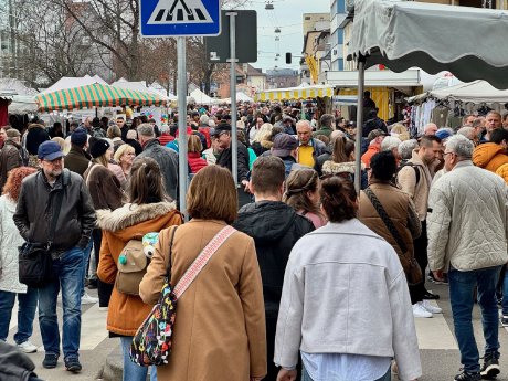 Volle Budengassen beim Pferdemarkt.jpg