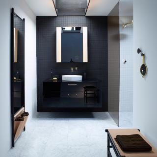 Aus der Zusammenarbeit zwischen burgbad und dem Forschungsinstitut Bartenbach ist mit dem RL40 Room Light eine innovative Neuentwicklung von Spiegelschränken und Leuchtspiegeln für die individuell optimierbare Ausleuchtung des kompletten Raums entstanden (Foto: burgbad)