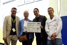 Große Freude bei der Überreichung des Spendenschecks in Höhe von 15.000,- an die Bülent Ceylan für Kinder Stiftung. Von links: Alexander Verwiebe, Leiter des Kompetenzcenters in Mannheim der Inter Versicherungsgruppe, Melanie Magin Geschäftsführerin der Bülent Ceylan für Kinder Stiftung, Comedian Bülent Ceylan, und Christian Schnabel, Obermeister der Bäckerinnung Kurpfalz.