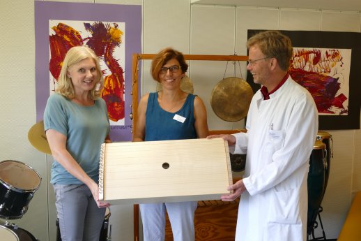 HJW 2016-07-21 - Spendenuebergabe - Instrument Musiktherapie - Burger Sabine - Weingarten H.JPG