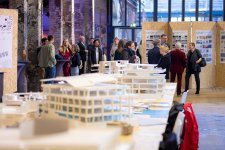 In der Kulturwerft Gollan konnten die Gäste zahlreiche Modelle der Studierenden anschauen, u.a. für das Karstadt-Gebäude ©Felix König