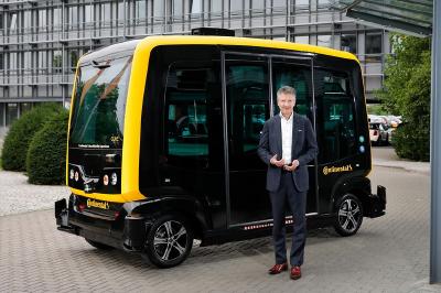 Vorstandsvorsitzender Dr. Elmar Degenhart und das Continental Robo-Taxi "CUbE". Foto: © Continental AG