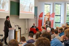 (am Pult) Moderator Prof. Dr. Ulf Timm, Dekan FB Maschinenbau und Wirtschaft, FH Lübeck, (stehend) Prof. Dr. Harmen Lehment, Kieler Institut für Weltwirtschaft und (sitzend, rotes Sofa) Prof. Dr. Leef H. Dierks, FB Maschinenbau und Wirtschaft, FH Lübeck