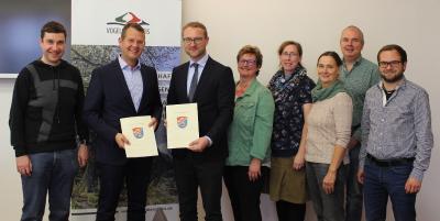 Erster Kreisbeigeordneter Dr. Jens Mischak überreicht Schwalmtals Bürgermeister Timo Georg gleich zwei Bewilligungsbescheide / Foto: Sabine Galle-Schäfer/Vogelsbergkreis