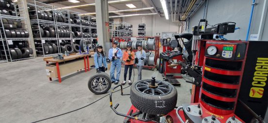 Teilnehmerinnen erhalten spannende Einblicke in die tägliche Arbeit bei Bridgestone_2.jpg