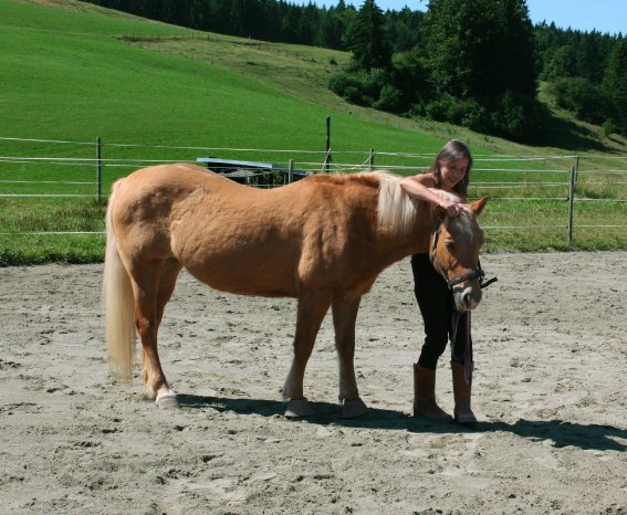 Und das ist auch Bettina Lang. Besinnlich im Gespräch mit ihrem Pferd..jpg